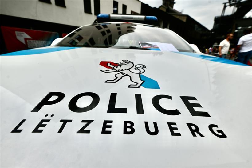 Täter reißt Frau Tasche von der Schulter und flüchtet – Polizei ermittelt 