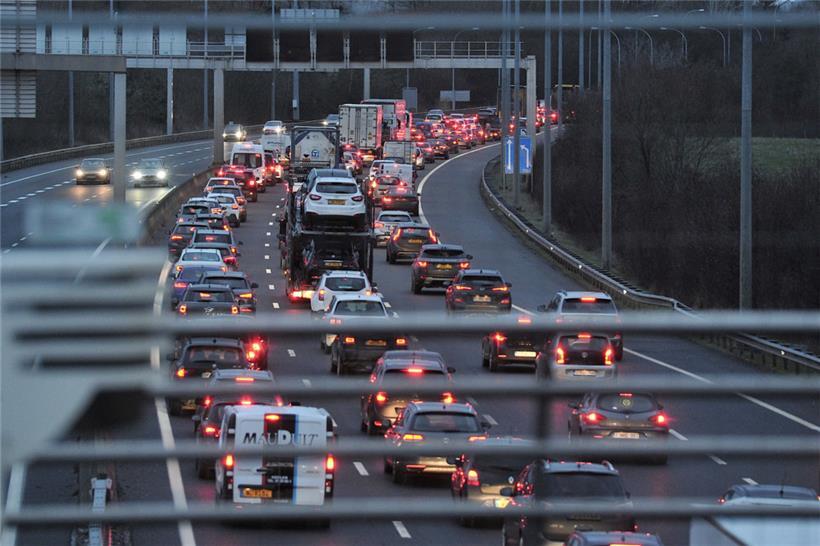 Unfall vor Gaspericher Kreuz verursacht Mega-Stau auf der A3 