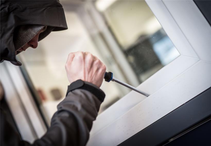 Nach Wohnungseinbruch nimmt die Polizei einen Tatverdächtigen fest 