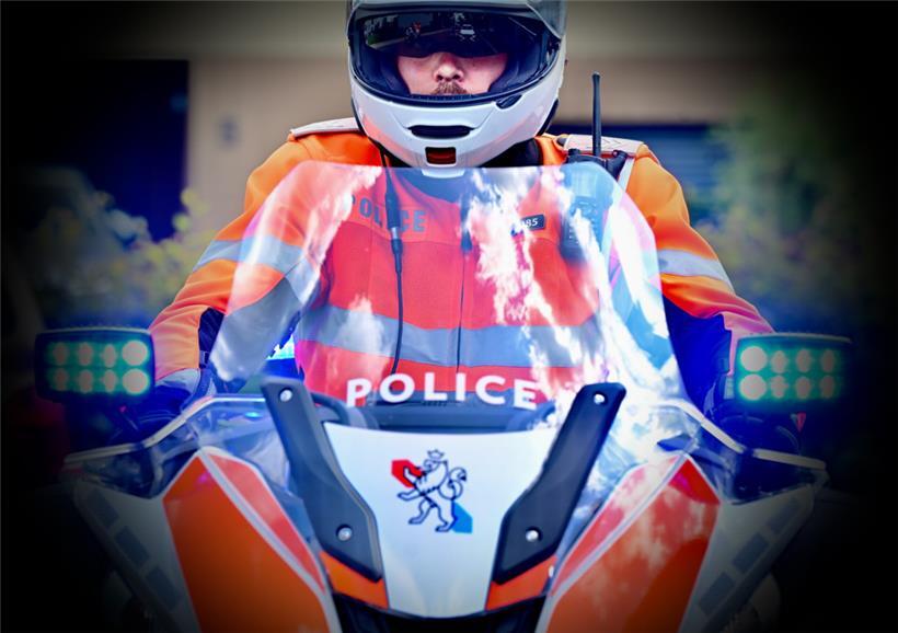 Polizist bei Eskorte eines Schwertransportes schwer verletzt 