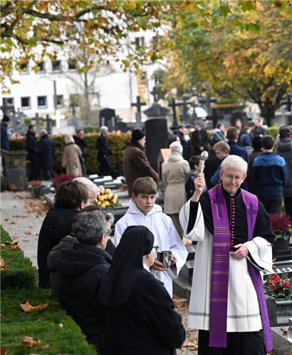 Gräbersegnungen auf dem Limpertsberger Notre-Dame-Friedhof