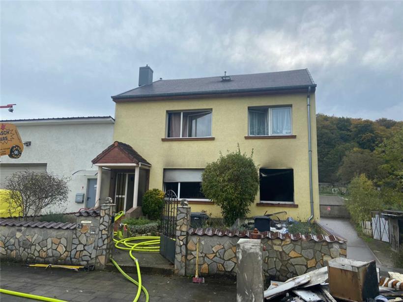 Feuer in Einfamilienhaus: Feuerwehr löscht Brand in rue d’Esch – Straße gesperrt 