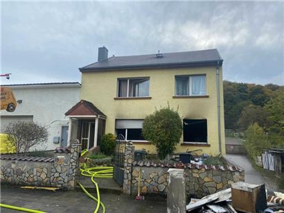 Feuer in Einfamilienhaus: Feuerwehr löscht Brand in rue d’Esch – Straße gesperrt