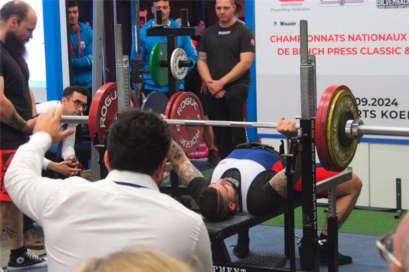12 nationale Rekorde wurden bei den Bench-Press-Meisterschaften gebrochen 