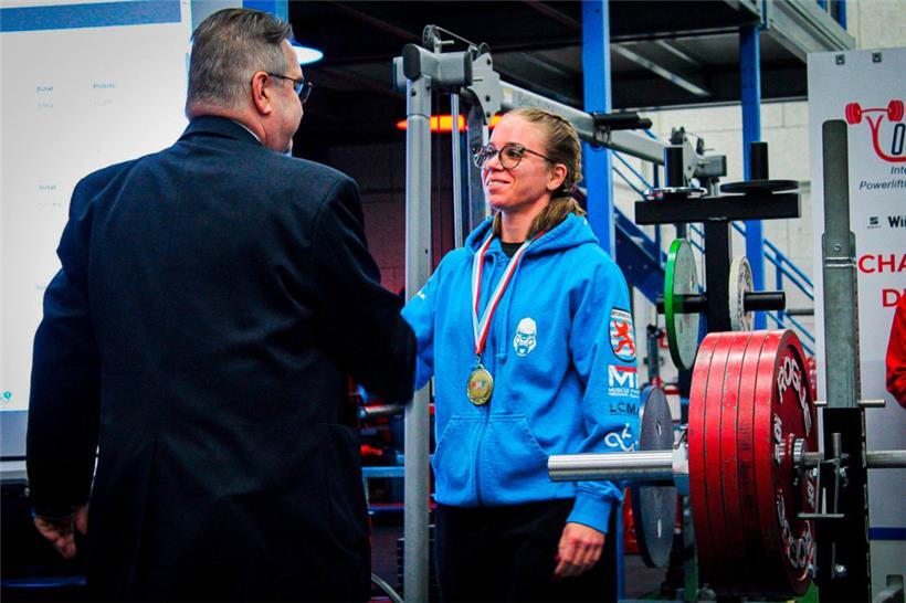 12 nationale Rekorde wurden bei den Bench-Press-Meisterschaften gebrochen 