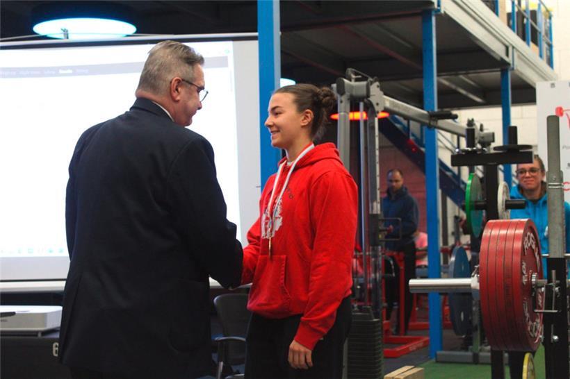 12 nationale Rekorde wurden bei den Bench-Press-Meisterschaften gebrochen 