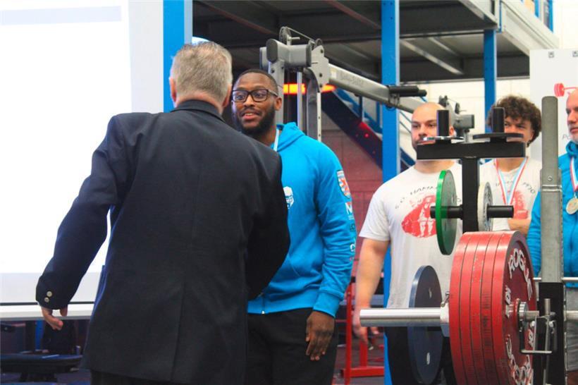 12 nationale Rekorde wurden bei den Bench-Press-Meisterschaften gebrochen 