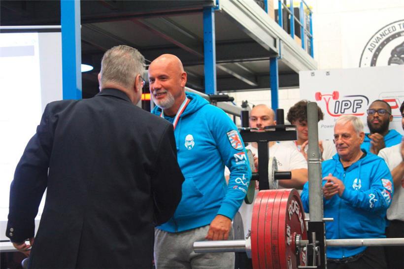 12 nationale Rekorde wurden bei den Bench-Press-Meisterschaften gebrochen 