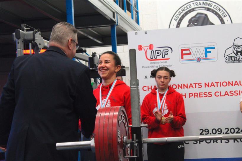 12 nationale Rekorde wurden bei den Bench-Press-Meisterschaften gebrochen 