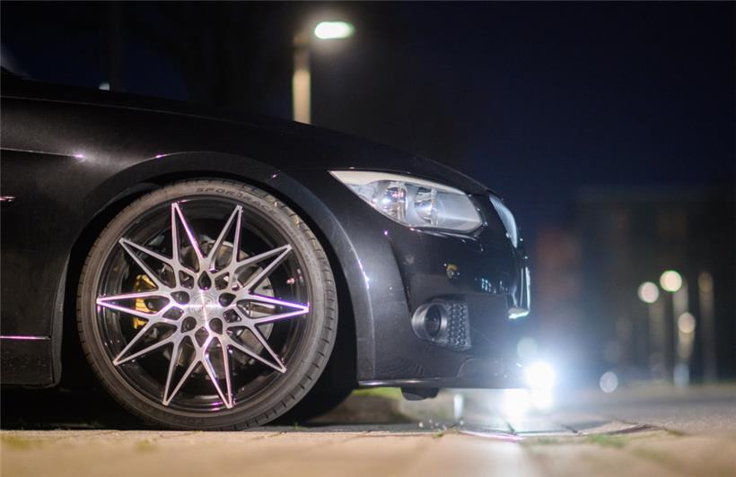 Auto-Angeber gibt neben Polizei Gas – und fällt durch Alkoholkontrolle 