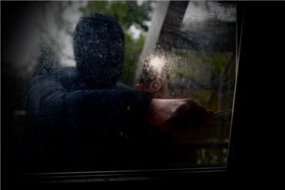 Nach Einbruch: Polizei stellt Einbrecher und sichert Diebesgut