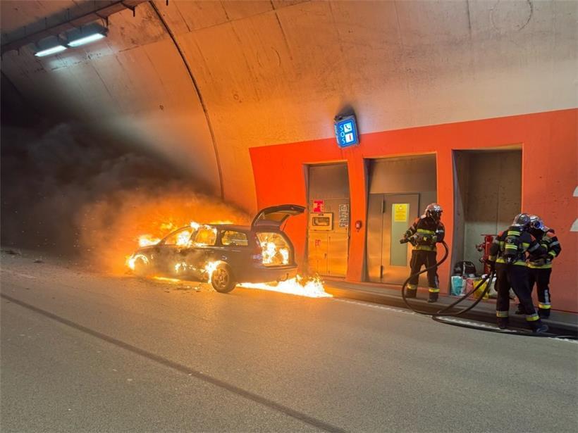 Feuerwehr löscht brennendes Auto nach Unfall im Tunnel „Grouft“ – eine Person leicht verletzt 