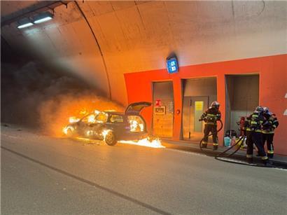Feuerwehr löscht brennendes Auto nach Unfall im Tunnel „Grouft“ – eine Person leicht verletzt