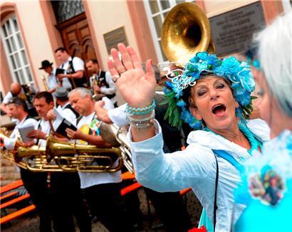 „Drauwen- a Wäifest“: Die Krönung der Weinkönigin Anne-Catherine