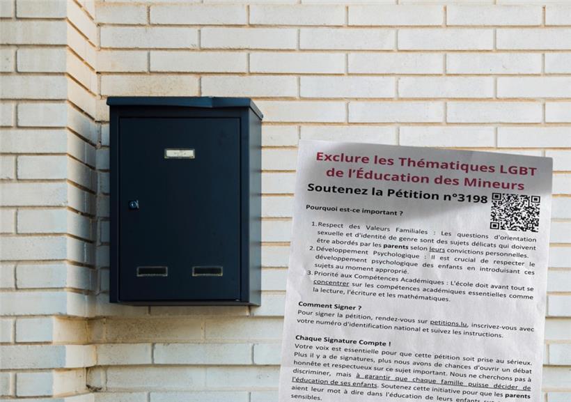 Anonymer Briefkasten-Flyer wirbt für Petition gegen LGBTQ+-Themen in den Schulen 