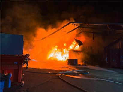 Lagerhalle eines Kosmetikunternehmens vollständig in Flammen – 60 Feuerwehrleute im Einsatz