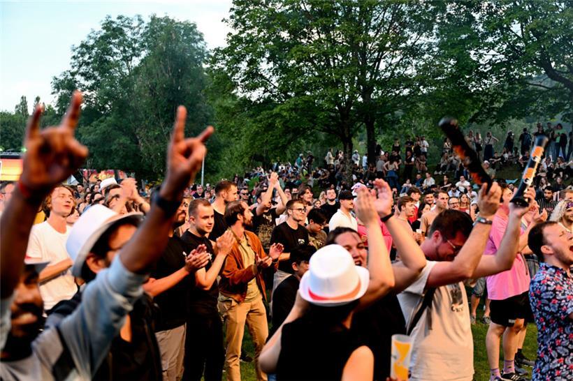 Zahlreiche Besucher genießen Wetter und Musik beim Auftakt des e-Lake-Festivals  