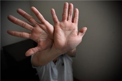 Wenn Kinder klagen: Diese Maßnahmen sollen Minderjährige gegen häusliche Gewalt schützen