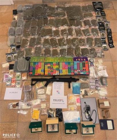 Polizei beschlagnahmt 14.000 Euro, 10 Kilo Cannabis, 800 Gramm Kokain – und eine Waffe