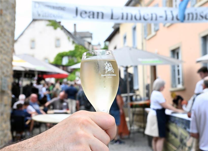 Crémant, Wein und gute Stimmung in den Gassen von Ehnen: Der „Einer Wënzerdag“ 