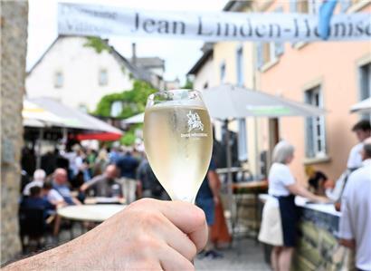 Crémant, Wein und gute Stimmung in den Gassen von Ehnen: Der „Einer Wënzerdag“
