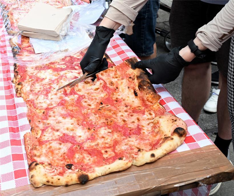 Neuer Rekord: Cloud Factory bäckt längste Pizza von Luxemburg 