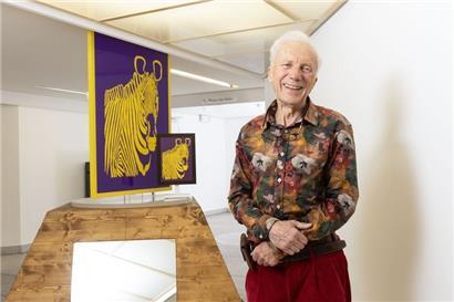 Lambert Herr: Leuchtende Kunstwerke spielerisch in Szene gesetzt
