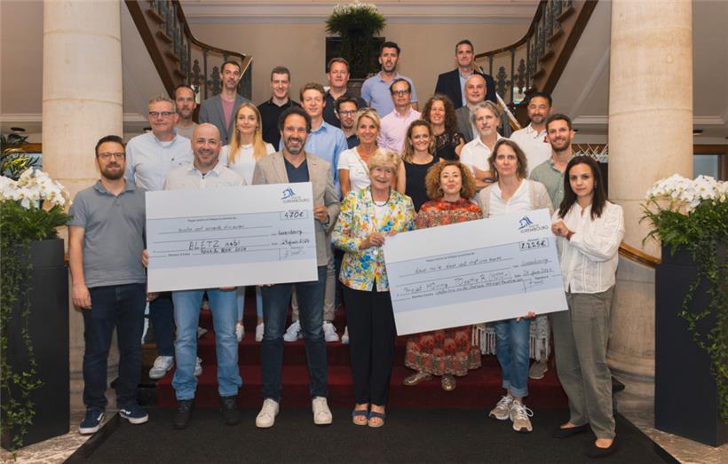 Wenn Läufer spenden: Stadt Luxemburg überreicht Scheck an „Blëtz ASBL“ und „Moving Together“ 
