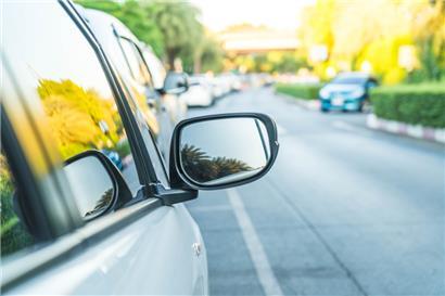 Betrunkener macht sich an Außenspiegeln von 40 Autos zu schaffen