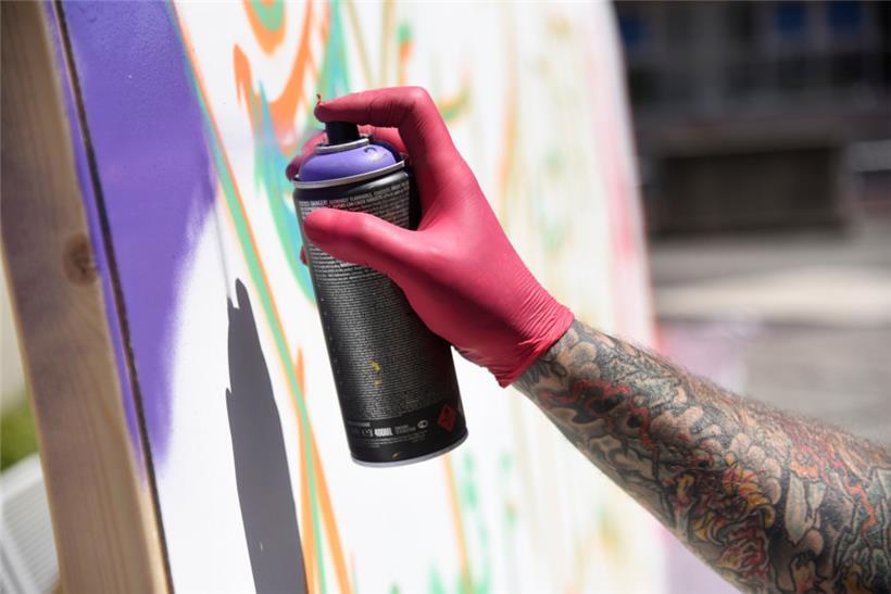 Graffiti-Künstler toben sich am Südspidol-Bauzaun aus 