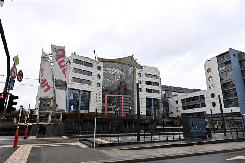 Bus verunglückt auf Tramgleisen – Straßenlaterne blockiert Straße 