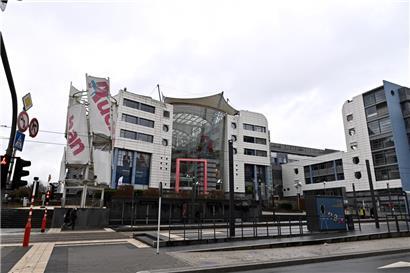 Bus verunglückt auf Tramgleisen – Straßenlaterne blockiert Straße