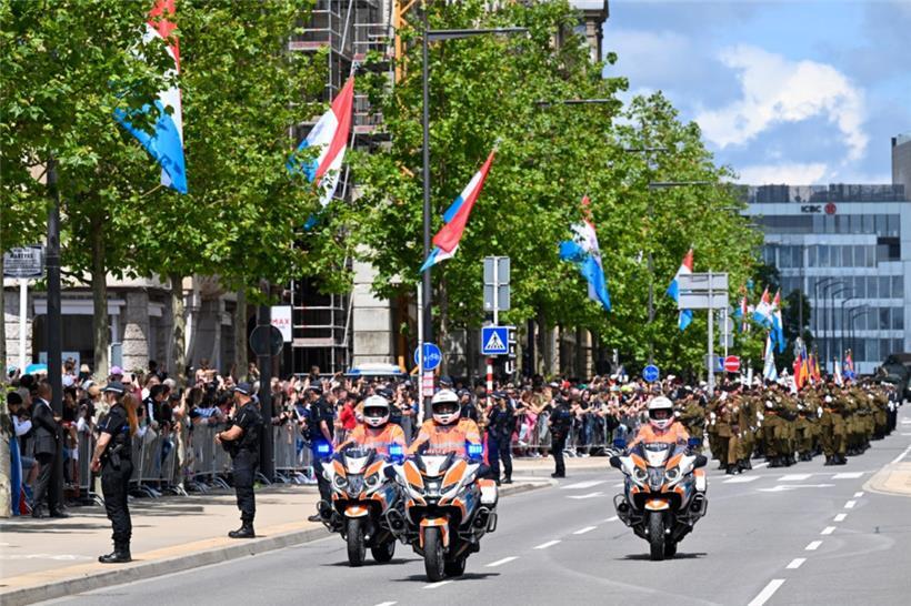 Rettungsfahrzeuge, Kanonenschüsse, Militär: Der Nachmittag in Luxemburg-Stadt in Bildern 