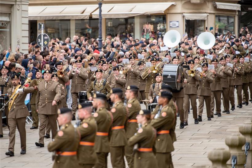 Festlichkeiten beginnen mit traditioneller Wachablösung vor dem großherzoglichen Palast 