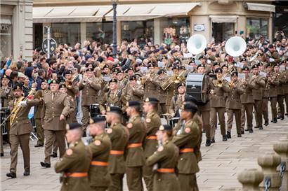 Festlichkeiten beginnen mit traditioneller Wachablösung vor dem großherzoglichen Palast