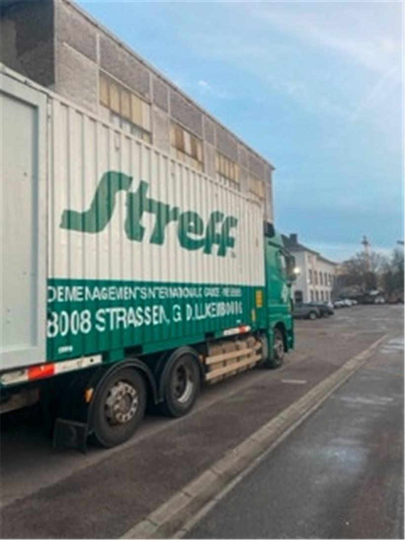 Umzugsfirma spendet Kleider und Decken 