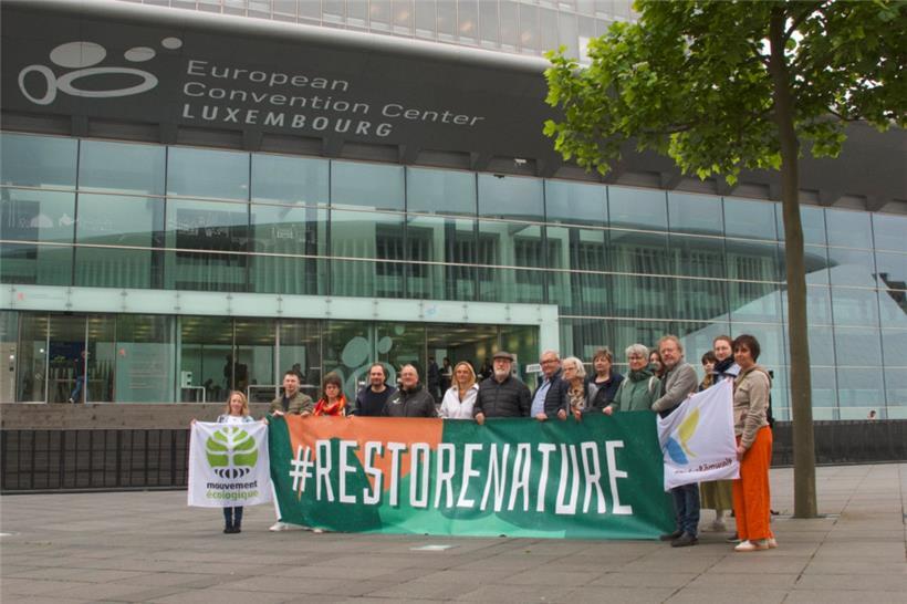 Vertreter von „natur&ëmwelt“ und dem „Mouvement écologique“ am Montagmorgen vor dem European Convention Center

