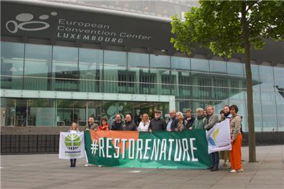 Vertreter von „natur&ëmwelt“ und dem „Mouvement écologique“ am Montagmorgen vor dem European Convention Center
