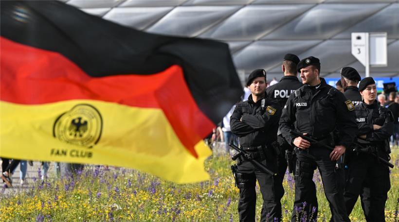 Rechtsextreme Parolen und Angriffe auf Polizisten bei Fußballveranstaltung 