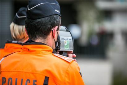 Mit 227 km/h über die Autobahn und durch die Polizeikontrolle