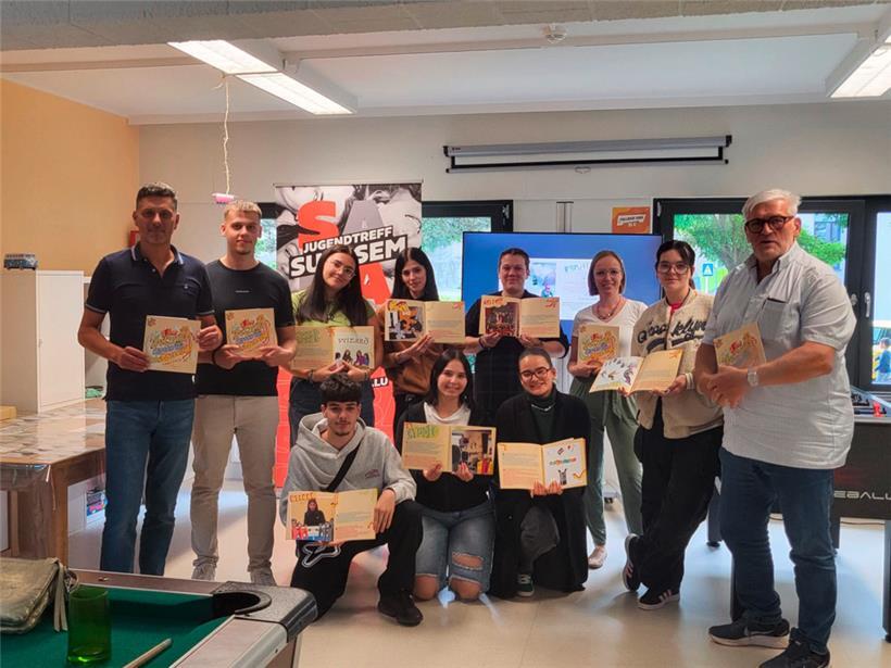 Jugendliche des Jugendtreff Saba und Gemeinde Sanem stellen Buch vor 