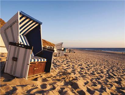 Weitere rechtsextreme Vorfälle: Frau auf Straße attackiert und verletzt