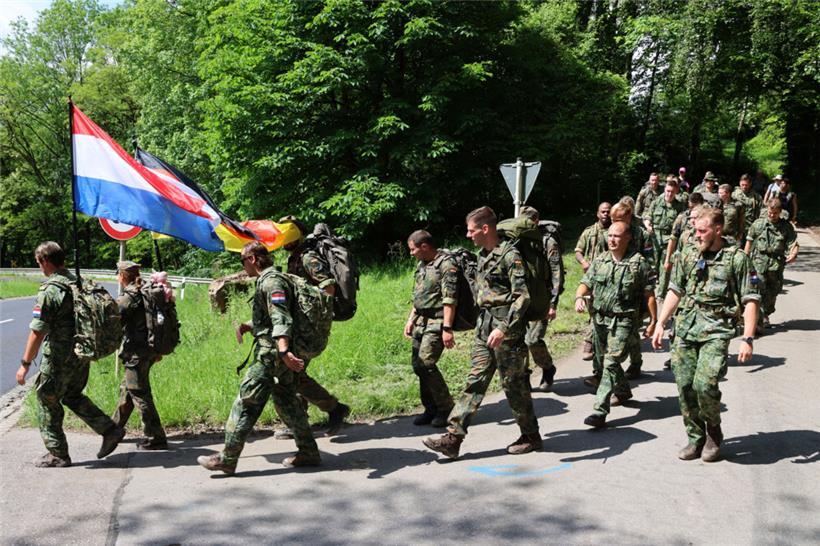 Über Stock und Stein: „Arméismarsch“ lockt Tausende Wanderer an 