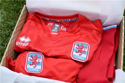 Es geht los: Auslieferungen der neuen Trikots der „Roten Löwen“ starten am 15. Mai