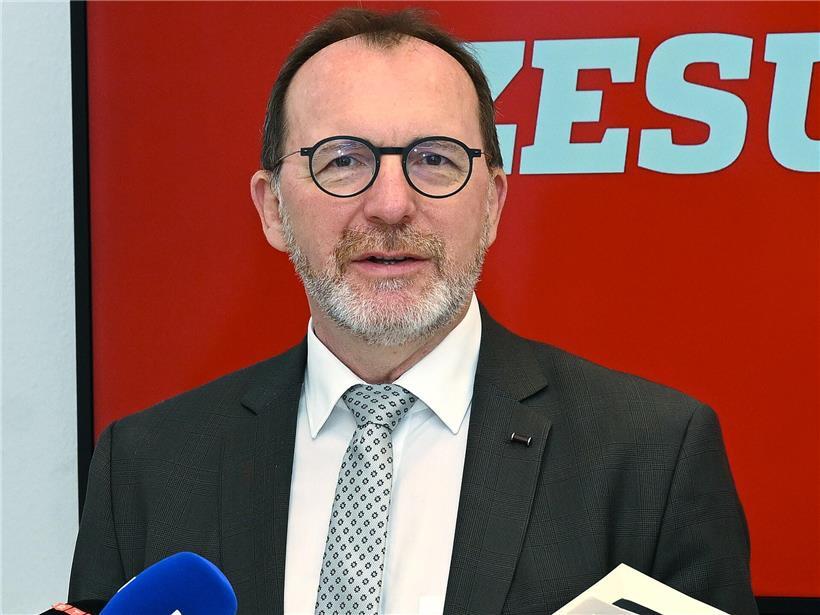 Tëschent Selbstduerstellung a politescher Realitéit 