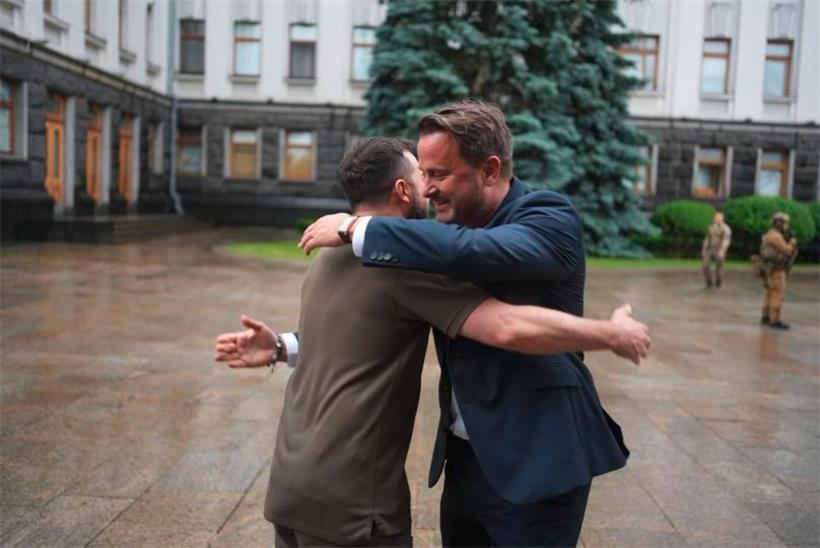 April bis Juni: Ein Besuch in der Ukraine und die Nachbeben der Gartenhaus-Affäre 