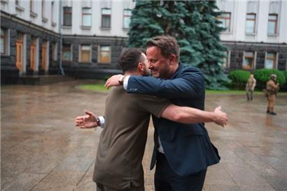 April bis Juni: Ein Besuch in der Ukraine und die Nachbeben der Gartenhaus-Affäre