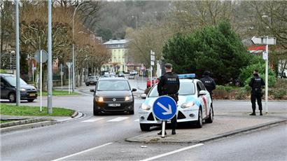 Großfahndung nach Überfall – Polizisten mit Sturmgewehren durchsuchen Esch nach Täter
