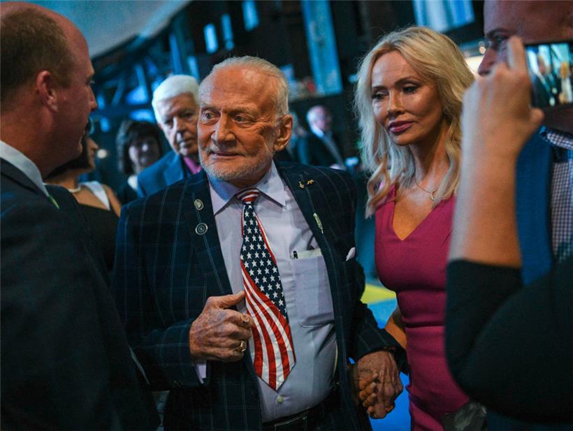 Wie ein verliebter Teenager: Buzz Aldrin heiratet mit 93 Jahren 
