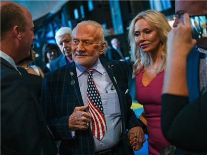 Wie ein verliebter Teenager: Buzz Aldrin heiratet mit 93 Jahren